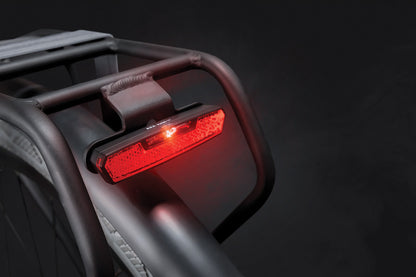 Feu Arrière Dynamo/VAE AXA Juno Steady — 6V LED — Fixation Porte-Bagage 50mm
